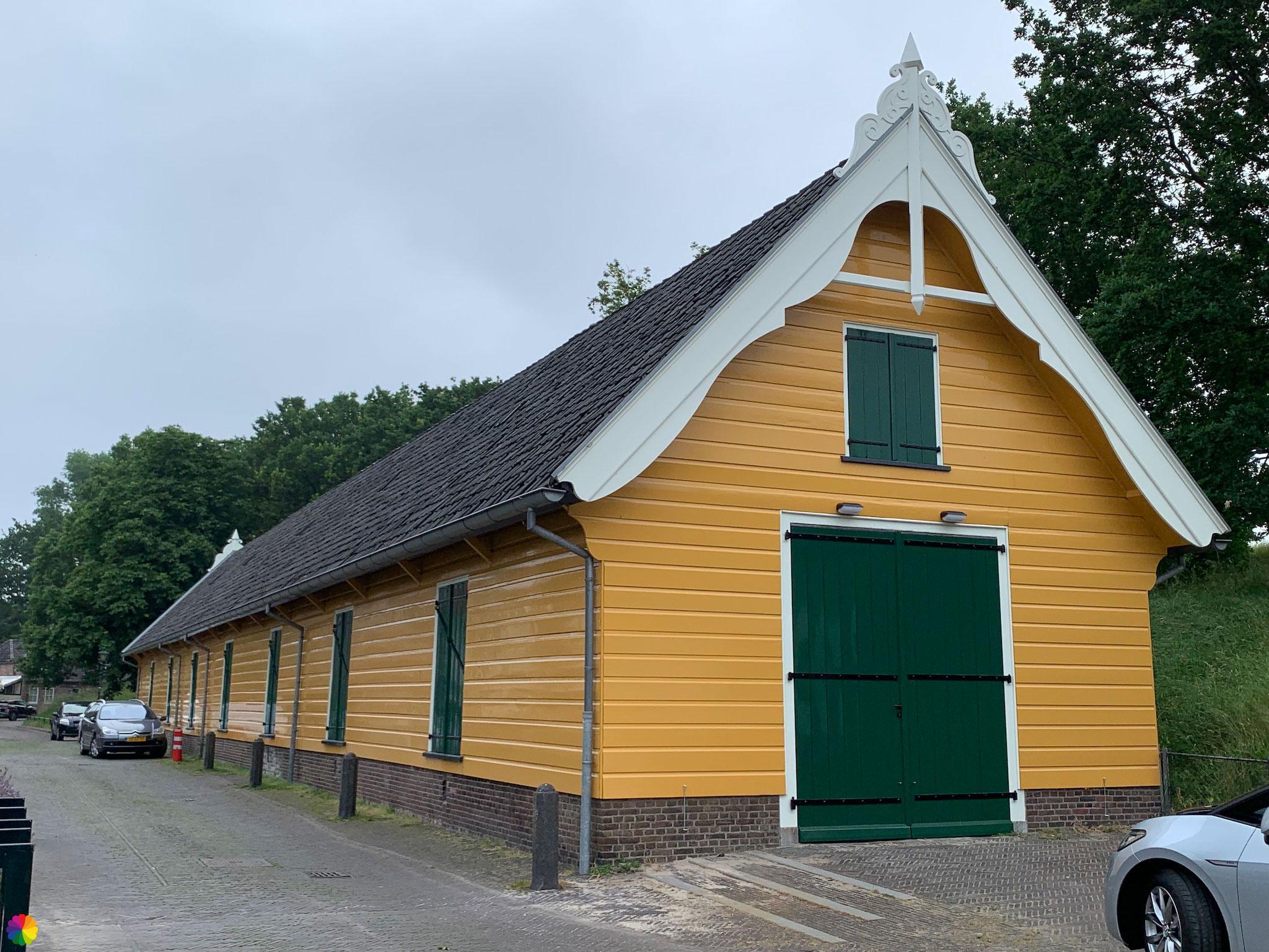 Geel gebouw in Naarden-Vesting