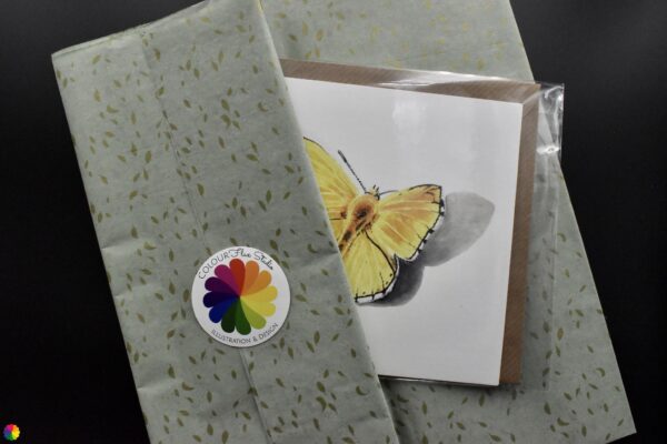 Kaart gele vlinder met verpakking